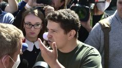 Andrej Babiš mladší (vpravo v zeleném triku) mluví na předvolebním mítinku hnutí ANO na svého otce