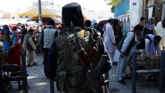 Ozbrojený člen Tálibánu prochází ulicemi Kábuu (září 2021)