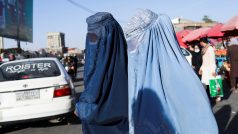 S návratem vlády Tálibánu se vrátil i velmi konzervativní styl oblékaní, ženy musí často nosit burku zakrývající celý obličej