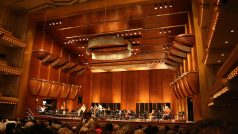 Domovská scéna filharmonie - Avery Fisher Hall v newyorském Lincoln Center.