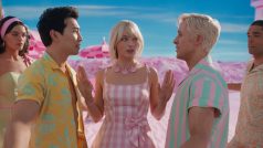 Potyčka mezi Keny (vlevo Simu Liu, vpravo Ryan Gosling, uprostřed Barbie Margot Robbie)