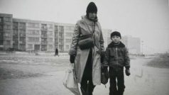 Suzette Hejdová se synem Tomášem v polovině 80. let na fotografii ze sledovací akce StB