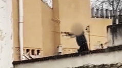 Muž házel betonové kryty ze střechy pětipatrového domu na Vyšehradě