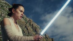 Rey (Daisy Ridleyová) v novém traileru k filmu Star Wars: The Last Jedi