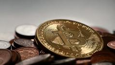 Bitcoin vznikl v roce 2009 jako alternativa oficiálních měn a během let se prosadil jako přední kybernetická měna světa. (Ilustrační snímek)