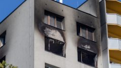 Šest lidí, včetně tří dětí, zemřelo při požáru  v bytě. Dalších pět lidí poté, kdy se snažili před ohněm uchránit skokem z domu