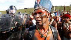 Brazilský indiáni během protestů v hlavním městě Brazílie