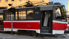 Poškozená tramvaj po srážce s trolejbusem v Brně