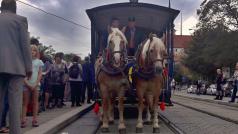 Výjezd koněspřežné tramvaje přilákal na Moravské náměstí stovky lidí.