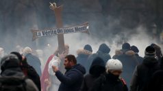 Policisté proti demonstrantům v Bruselu použili slzný plyn