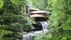 Fallingwater navrhl Wright v roce 1935 a dodnes je jedinečným dílem světové architektury