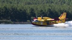 Letadlo Canadair nabírá vodu