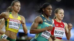 Caster Semenyaová mezi ostatními běžkyněmi vyčnívá výrazně svalnatější muskulaturou