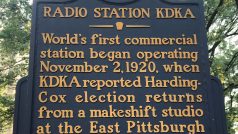 První rozhlasové komerční vysílání pro veřejnost připomíná v centru Pittsburghu jedna z historických cedulí a žlutá písmena na modrém podkladu říkají, že vysílání začalo 2. listopadu 1920 a stanice KDKA informovala o prezidentských volbách.