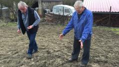 „Měl jsem tady cibuli, a když jsem ji sklidil, tak jsem našel malinkou minci. Chci udělat krok a vtom vidím další,“ ukazuje Miroslav Jurníček z Čeliva místo na své zahrádce, kde našel pohádkový poklad.