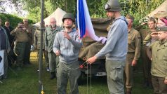 Česká výprava začíná každý den vztyčením vlajky
