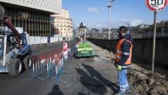 Legerova ulice, úprava chodníku smrti, původně místy úzkého až 30 cm, mezi Vinohrady a Hlavním nádražím