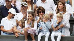 Děti Rogera Federera sledují, jak tatínek přebírá 8. wimbledonskou trofej
