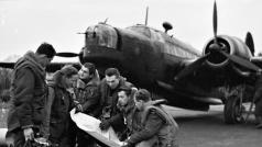 Letci z 311. československé bombardovací peruti ve Velké Británii za druhé světové války před letounem Wellington