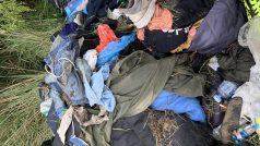 Velkou část odpadů tvoří odtržené visačky z oblečení a osobní věci