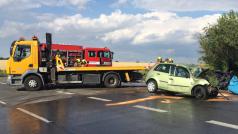 Nehoda se stala u mostu přes Veličku. Jedno auto skončilo po nehodě na střeše.