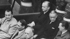 Představitelé nacistického Německa před Norimberským tribunálem. Dolní řada zleva: Hermann Göring, Rudolf Heß, Joachim von Ribbentrop, Wilhelm Keitel. Druhá řada zleva: Karl Dönitz, Erich Raeder, Baldur von Schirach, Fritz Sauckel