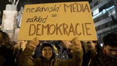 „Nezávislá média = základ demokracie,&quot; stálo na jednom z transparentů.