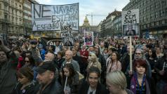 Protest začal v 19:00. Lidé se shromáždili ve středu náměstí kolem tramvaje, která slouží jako kavárna.