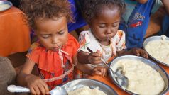 Děti na Madagaskaru se snaží nakrmit program Avotse.