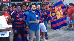 Reportér španělské televize se snaží udělat stand-up před bouřícími fanoušky.
