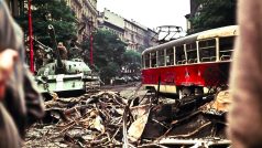 Nejviditelnější stopy včerejšího odporu potkáváme na začátku Vinohrad. Za bariérou tanků je spálený a rozježděný autobus, vedle je převrácená a rozstřílená tramvaj i malé auto, které je rozmáčknuté jen na plechy. Pokácené stromy.