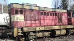 V Kostelci u Heřmanova Městce na Chrudimsku v pátek vykolejila na výhybce lokomotiva manipulačního vlaku