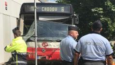 V pražských Strašnicích naboural autobus do budovy Českého statistického úřadu.