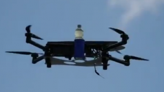 Dron donáší pití na pláži v Estonsku.