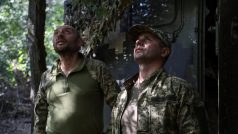 Ukrajinští vojáci sledují oblohu, aby odhalili drony