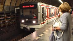 Výluka metra na trase A. Uzavřeno je nástupiště stanice linky A Muzeum ve směru Depo Hostivař