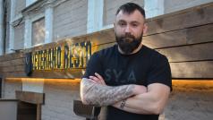 Leonid Ostalcev před svou restaurací v centru Kyjeva