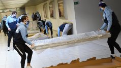 Hokejisté Komety Brno pomáhali montovat postele pro nemocnici