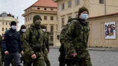 Vojáci v rouškách pochodují po Hradčanském náměstí