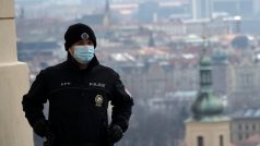 Policista v roušce před Pražským hradem