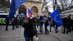 Před ambasádou se sešla asi stovka demonstrantů