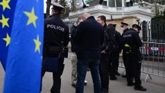 Stovka demonstrantů se v neděli sešla před budovou ruské ambasády v Praze a provolávala Rusku hanbu