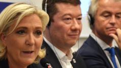 Marine Le Penová, Tomio Okamura a Geert Wilders na tiskové konferenci SPD