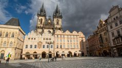 Kříže na dlažbě Staroměstského náměstí v Praze