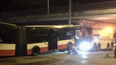 Jedenáct lidí se v úterý v noci v Brně zranilo při havárii autobusu městské hromadné dopravy, který narazil do sloupu veřejného osvětlení