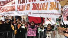 Místo aut centrem Manhattanu procházel v pátek dav demonstrantů