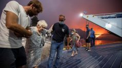 Lidé jsou evakuováni poté, co se požár rozšířil na řeckém ostrově Evia