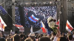 V neděli se na Staroměstském náměstí sešly stovky lidí, aby vyjádřili podporu běloruským demonstrantům.