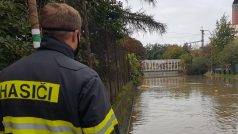 V Brodku u Přerova velkokapacitním čerpadlem hasiči odčerpávají vodu ze zatopeného podjezdu, stéká tam z celé obce.