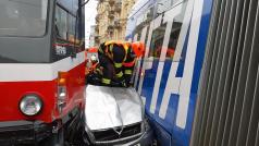 Při dopravní nehodě v Brně zmáčkly dvě tramvaje auto